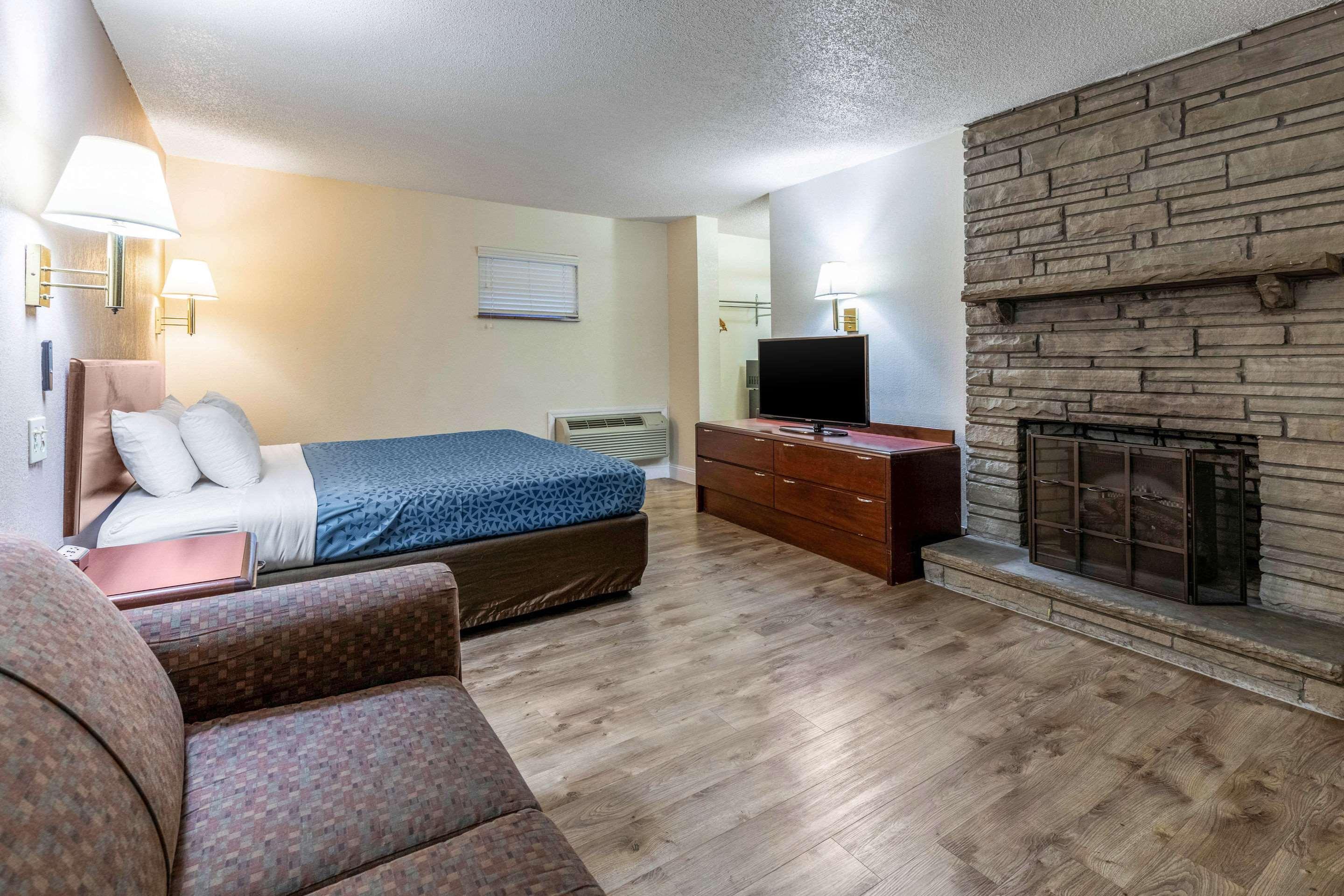 Econo Lodge Inn & Suites On The River Gatlinburg Ngoại thất bức ảnh