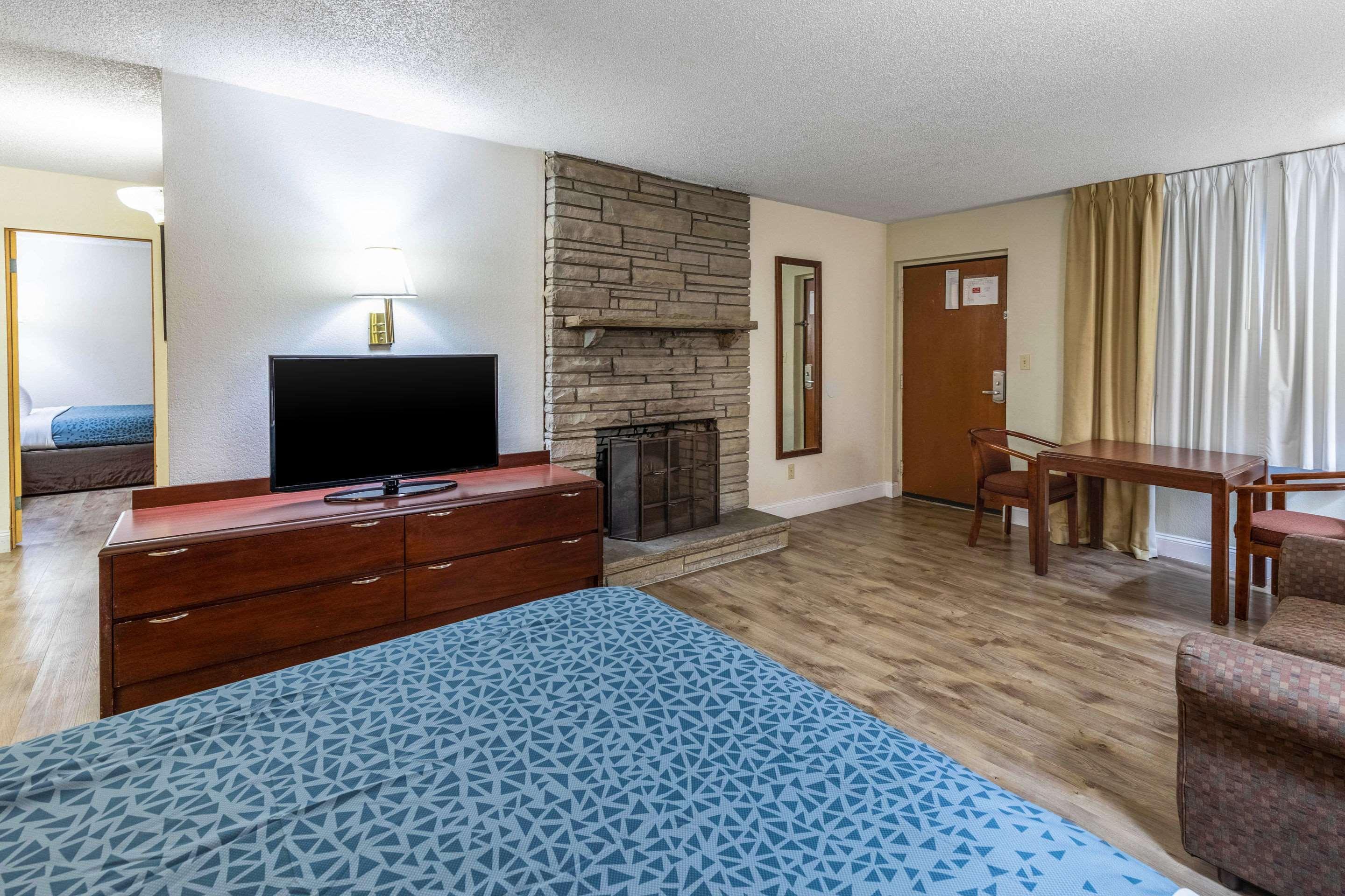 Econo Lodge Inn & Suites On The River Gatlinburg Ngoại thất bức ảnh