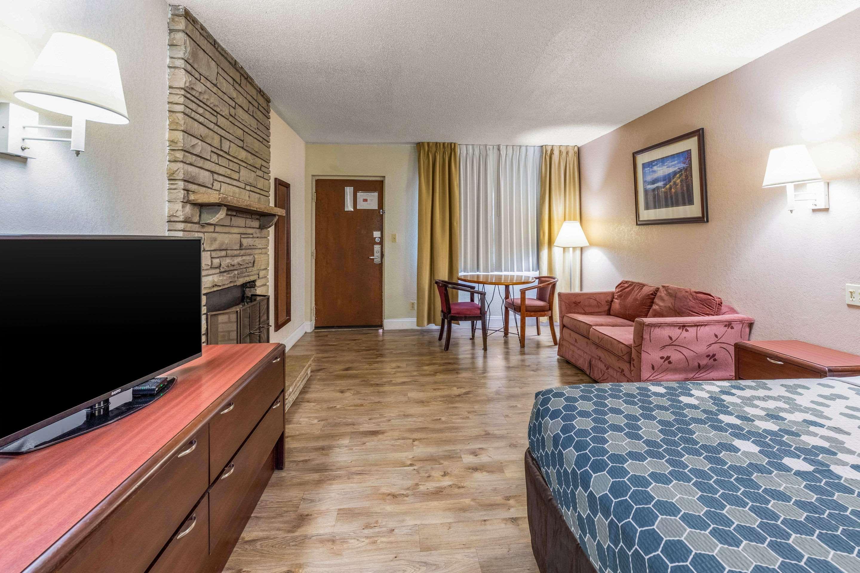 Econo Lodge Inn & Suites On The River Gatlinburg Ngoại thất bức ảnh