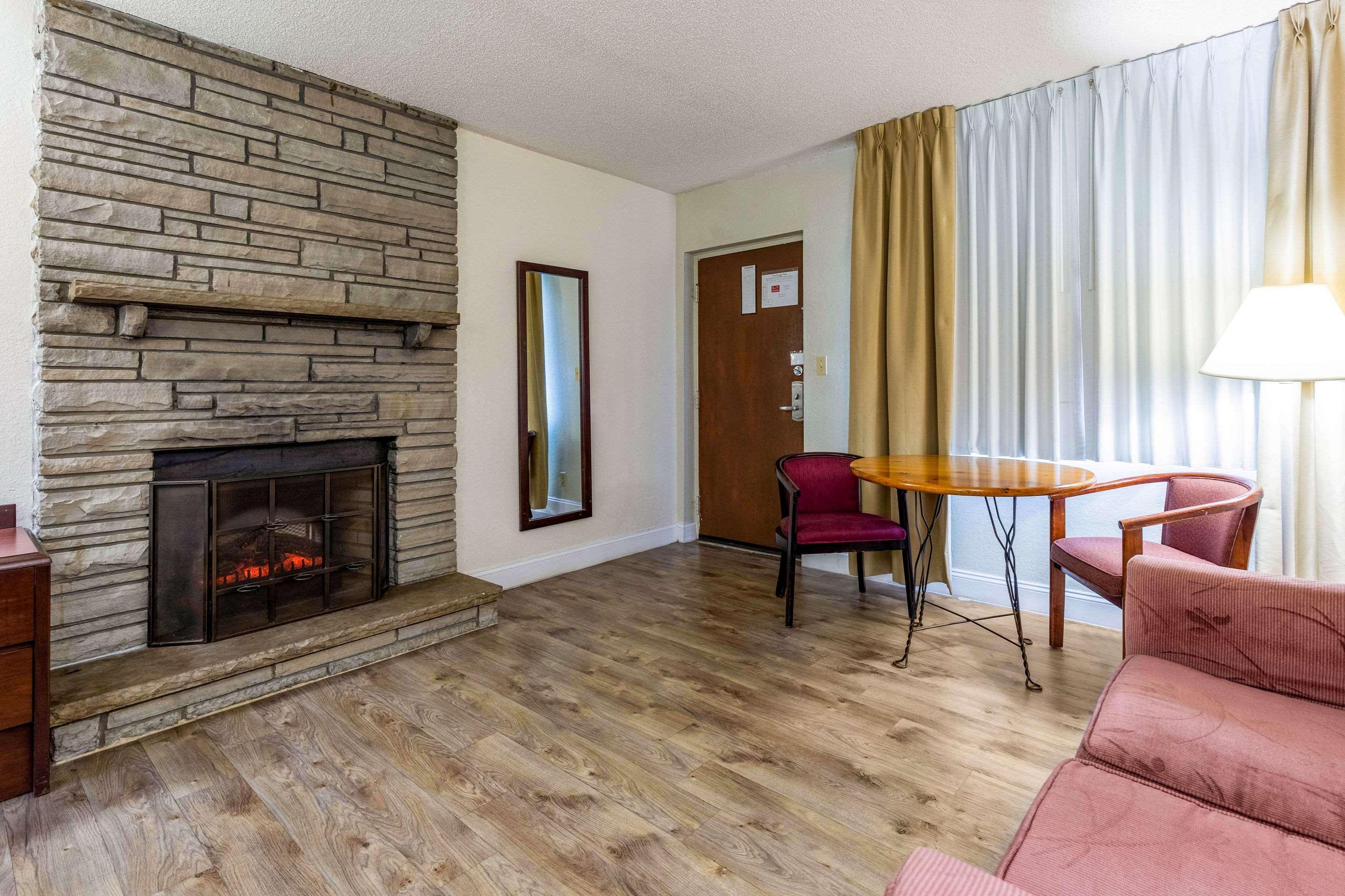 Econo Lodge Inn & Suites On The River Gatlinburg Ngoại thất bức ảnh