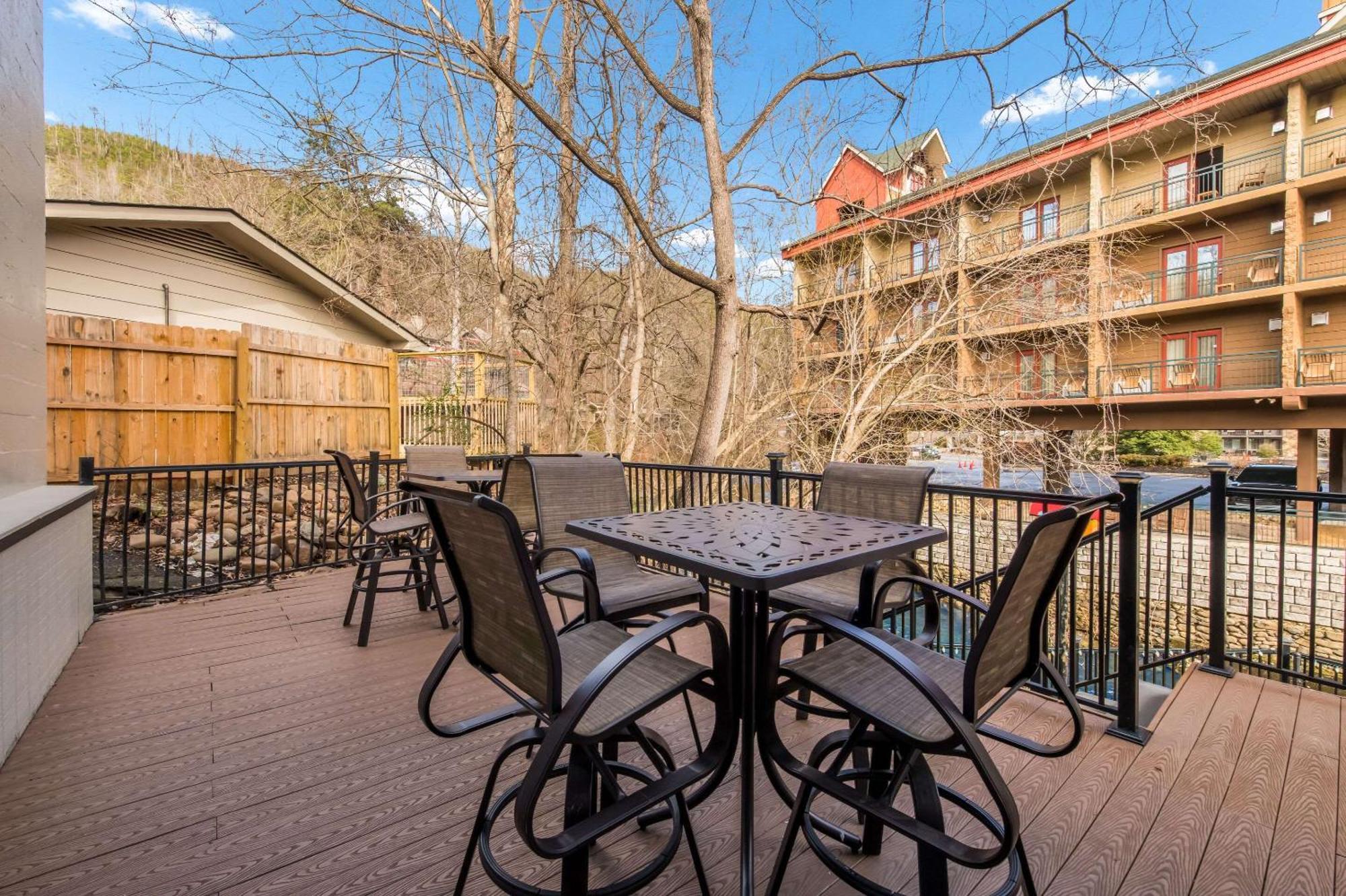Econo Lodge Inn & Suites On The River Gatlinburg Ngoại thất bức ảnh